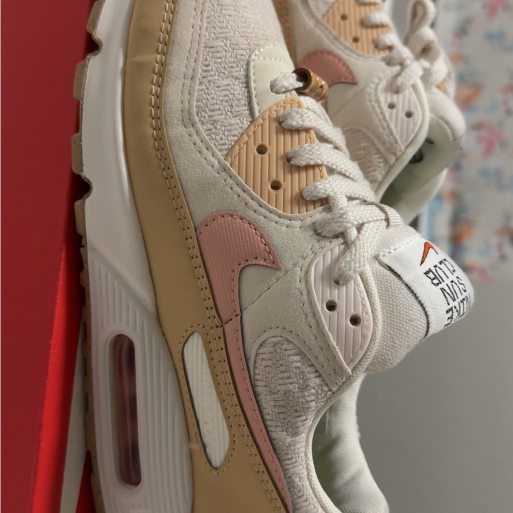 Nike Air Max Women's Cream, Pink & Tan Low-Top Sneakers size 8.5
